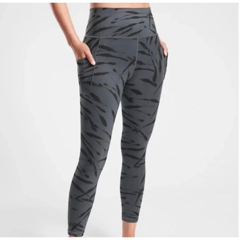 Athleta M salutations stash pocket II zebra stripe tight 7/8 leggings